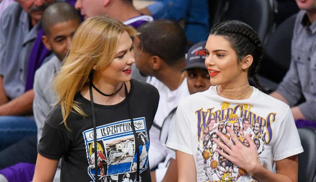 Dalam video sneak, Karlie Kloss bertanya pada Kendall Jenner, apa yang membuat ciuman terasa membahagiakan? (Instyle)