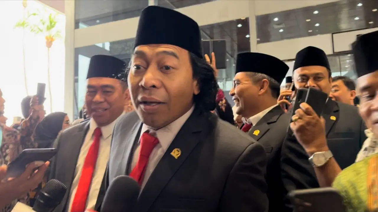 Komedian Alfiansyah alias Komeng usai dilantik jadi anggota DPD RI di Kompleks Parlemen Senayan, Jakarta, hari ini, Selasa (1/10/2024). (Merdeka.com/Alma Fikhasari)