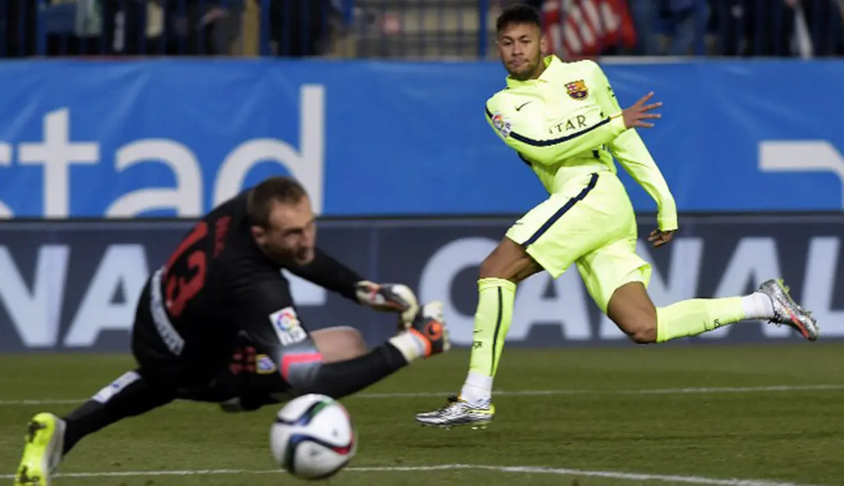 Neymar berhasil menaklukan kiper Atletico Madrid, Oblak. saat laga kedua perempat final Copa del Rey. Barcelona keluar sebagai pemenang dengan skor 3-2, Spanyol, Kamis (29/1/2015). (AFP Photo)