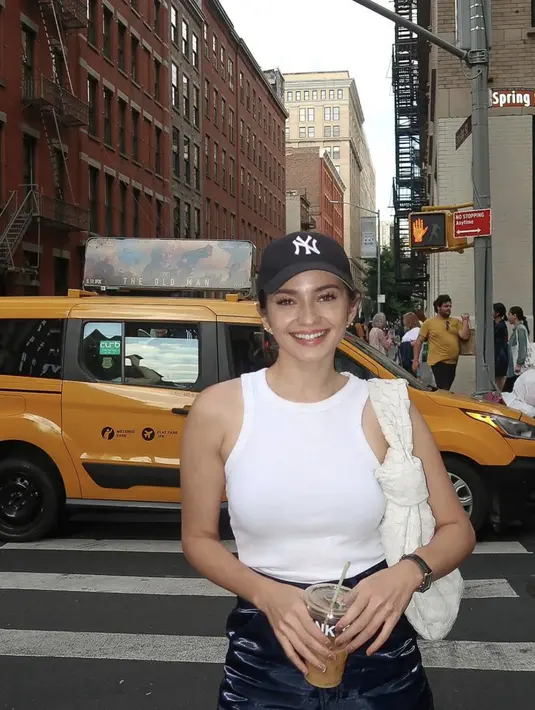 Bahkan di lain kesempatan, Enzy tampil mengenakan baseball cap, hadirkan pesona gaya yang begitu memikat. [Foto: Instagram/ Syifa Hadju]