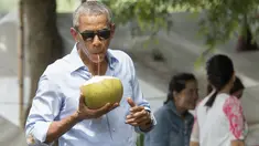 Barack Obama saat menikmati air kelapa di sepanjang Sungai Mekong di Luang Prabang, Laos (7/9). Obama menjadi presiden AS pertama yang mengunjungi Laos dan mendarat di Vientiane akhir pada 5 September. (AFP PHOTO/SAUL Loeb)