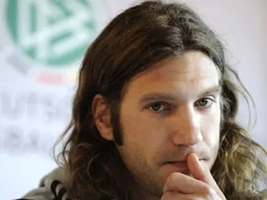 Torsten Frings, midfielder of the German national football team, gives a press conference on October 9, 2008 in Duesseldorf, western Germany. AFP PHOTO DDP/VOLKER HARTMANN