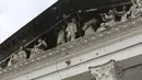 Bagian dari teater Mariupol rusak selama serangan di Mariupol, di wilayah di bawah pemerintahan Republik Rakyat Donetsk, Ukraina timur, Senin, 4 April 2022. Gedung teater Mariupol dikabarkan dihantam oleh Rusia dengan bom  pada 16 Maret 2022 lalu. (AP Photo/Alexei Alexandrov)