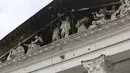 Bagian dari teater Mariupol rusak selama serangan di Mariupol, di wilayah di bawah pemerintahan Republik Rakyat Donetsk, Ukraina timur, Senin, 4 April 2022. Gedung teater Mariupol dikabarkan dihantam oleh Rusia dengan bom pada 16 Maret 2022 lalu. (AP Photo/Alexei Alexandrov)
