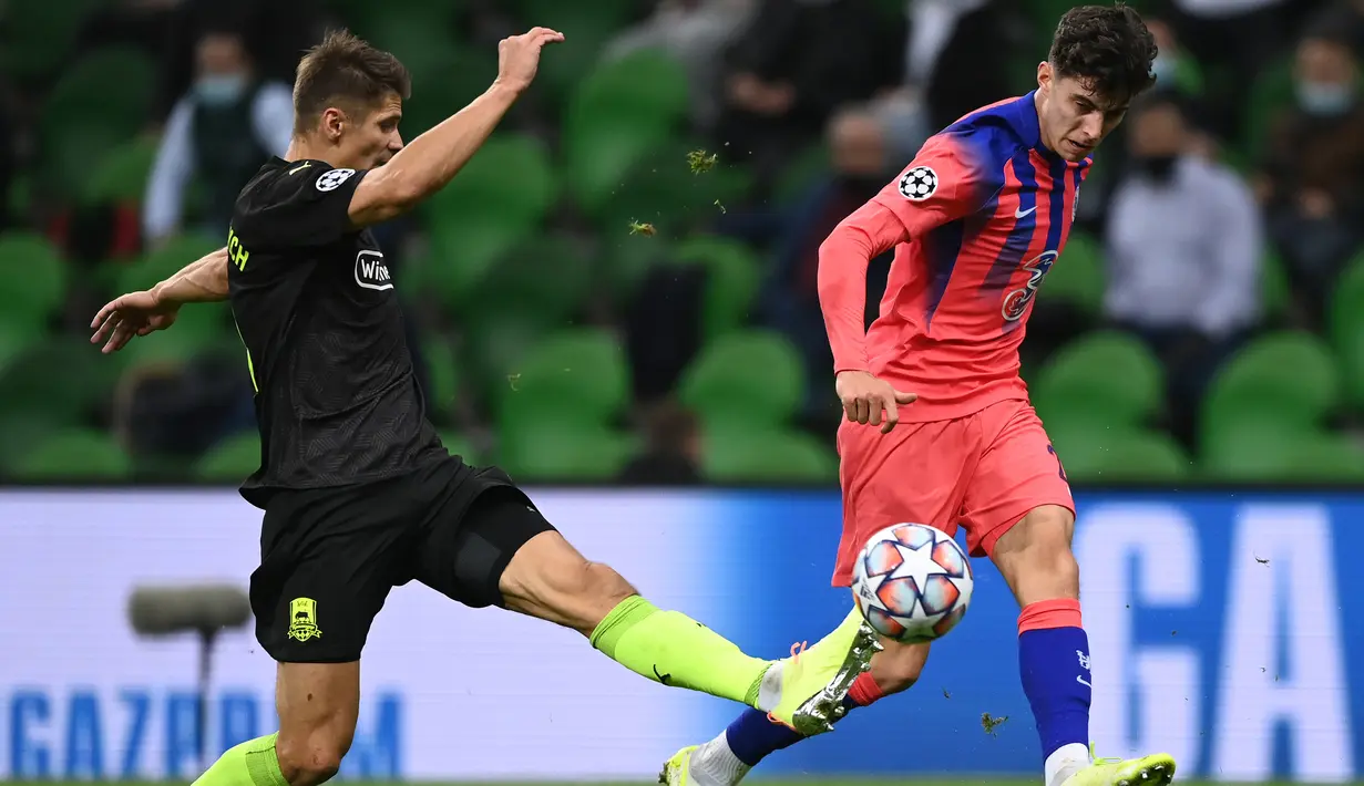 Gelandang Chelsea, Kai Havertz, berebut bola dengan bek Krasnodar, Aleksandr Martynovich, pada laga lanjutan Liga Champions 2020/2021 di Krasnodar Stadium, Kamis (29/10/2020) dini hari WIB. Chelsea menang 4-0 atas Krasnodar. (AFP/Kirill Kudryavtsev)