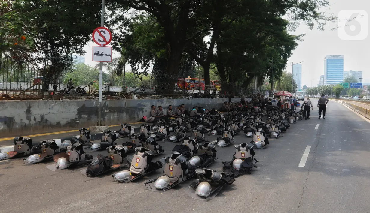 Polisi bersiaga di sekitar Gedung DPR RI, Jakarta, Kamis (17/10/2019). Direktorat Lalu Lintas Polda Metro Jaya kembali menutup sejumlah ruas jalan menuju kawasan Gedung DPR RI jelang pelantikan Presiden dan Wakil Presiden terpilih. (Liputan6.com/JohanTallo)