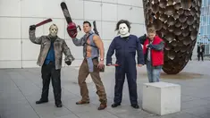 Cosplayer berpose pada festival 'Comic-Con' di Praha, Republik Ceko, Sabtu (16/10/2021). Pertemuan budaya pop selama tiga hari di Praha didedikasikan untuk para penggemar fiksi ilmiah, fantasi, dan horor dalam game, film, anime dan komik, yang berlangsung dari 15 - 17 Oktober. (Michal Cizek/AFP)