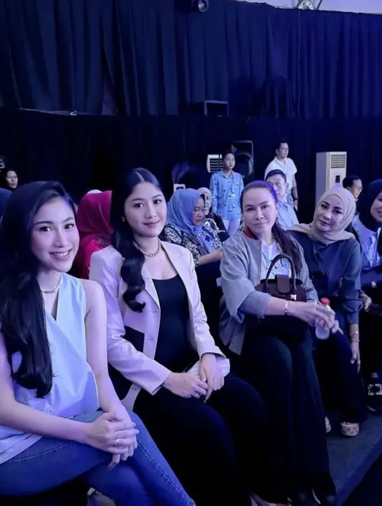 Untuk bawahan, Erina memilih celana panjang warna hitam senada yang nyaman. [@fidelhertamakeup/@erinagudono]