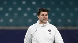 Pelatih PSG, Mauricio Pochettino menyaksikan pemainnya berlatih selama sesi latihan tim di Leipzig, Jerman timur (2/11/2021). Paris Saint-Germain kini memimpin klasemen Grup A dengan tujuh poin dari tiga pertandingan. (AFP/Franck Fife)