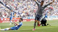 Pemain sayap Real Madrid Cristiano Ronaldo merayakan gol ke gawang Espanyol dalam lanjutan La Liga Spanyol di Power8 Stadium, Sabtu (12/9/2015). (Liputan6.com/REUTERS/Albert Gea)