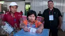 Penyandang disabilitas memasukan surat suara saat Pilkada DKI 2017 di TPS 07 Kelurahan Cawang, Jakarta, Rabu (15/2). KPU menggelar pemilihan umum kepala daerah secara serentak di 101 daerah pemilihan. (Liputan6.com/Gempur M Surya)