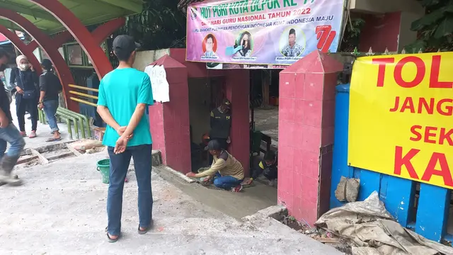 Kisruh revitalisasi trotoar di depan SDN Pondok Cina 1 Depok