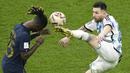 Pemain Timnas Argentina, Lionel Messi (kanan) berebut bola dengan pemain Timnas Prancis, Eduardo Camavinga saat laga final Piala Dunia 2022 di Lusail Stadium, Lusail, Qatar, Sunday, 18 Desember 2022. Messi memutuskan untuk bergabung dengan klub MLS, Inter Miami pada Rabu (7/6/2023). (AP Photo/Christophe Ena)