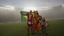 Bek Persija Jakarta, Jaimerson Xavier, merayakan gelar juara usai mengalahkan Mitra Kukar pada laga Liga 1 di SUGBK, Jakarta, Minggu (9/12). Persija menang 2-1 atas Mitra. (Bola.com/Yoppy Renato)