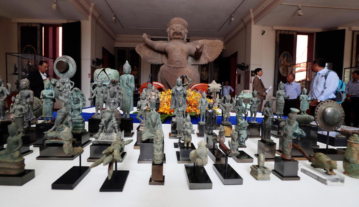Sejumlah artefak dipamerkan sebelum upacara serah terima di Museum Nasional, Phnom Penh, Kamboja, Jumat (5/7/2019). Kolektor Jepang, Fumiko Takakuwa, secara sukarela mengembalikan sekitar 85 artefak berusia ribuan tahun asal Kamboja. (AP Photo/Heng Sinith)