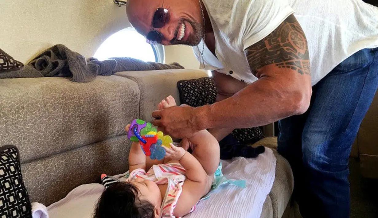 "Kamu menyemangati dengan kata-kata, aku memegang tangannya, aku memegang kakinya. Aku benar-benar melakukan semuanya," tambahnya. (instagram/therock)