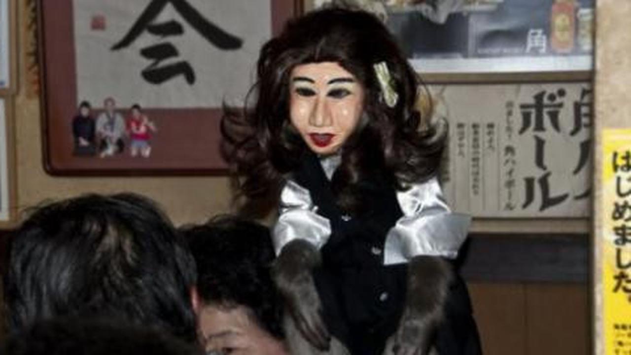 Monyet 'berwajah' manusia kerja di restoran Jepang