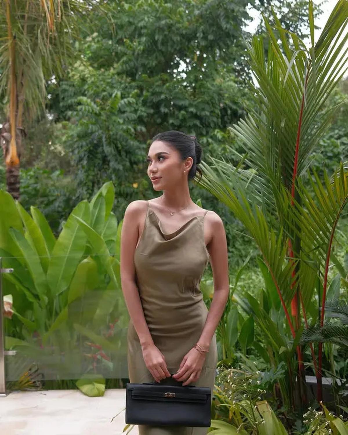 Gaya Berani Azizah Salsha Liburan di Bali Kenakan Dress Terbuka untuk Kondangan hingga Berjemur
