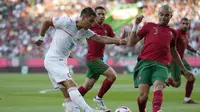 Pemain Republik Ceko Ondrej Lingr, kiri, mencoba mencetak gol dalam pertandingan UEFA Nations League antara Portugal dan Republik Ceko, di Stadion Jose Alvalade di Lisbon, Kamis, 9 Juni 2022. (AP Photo/Armando Franca)