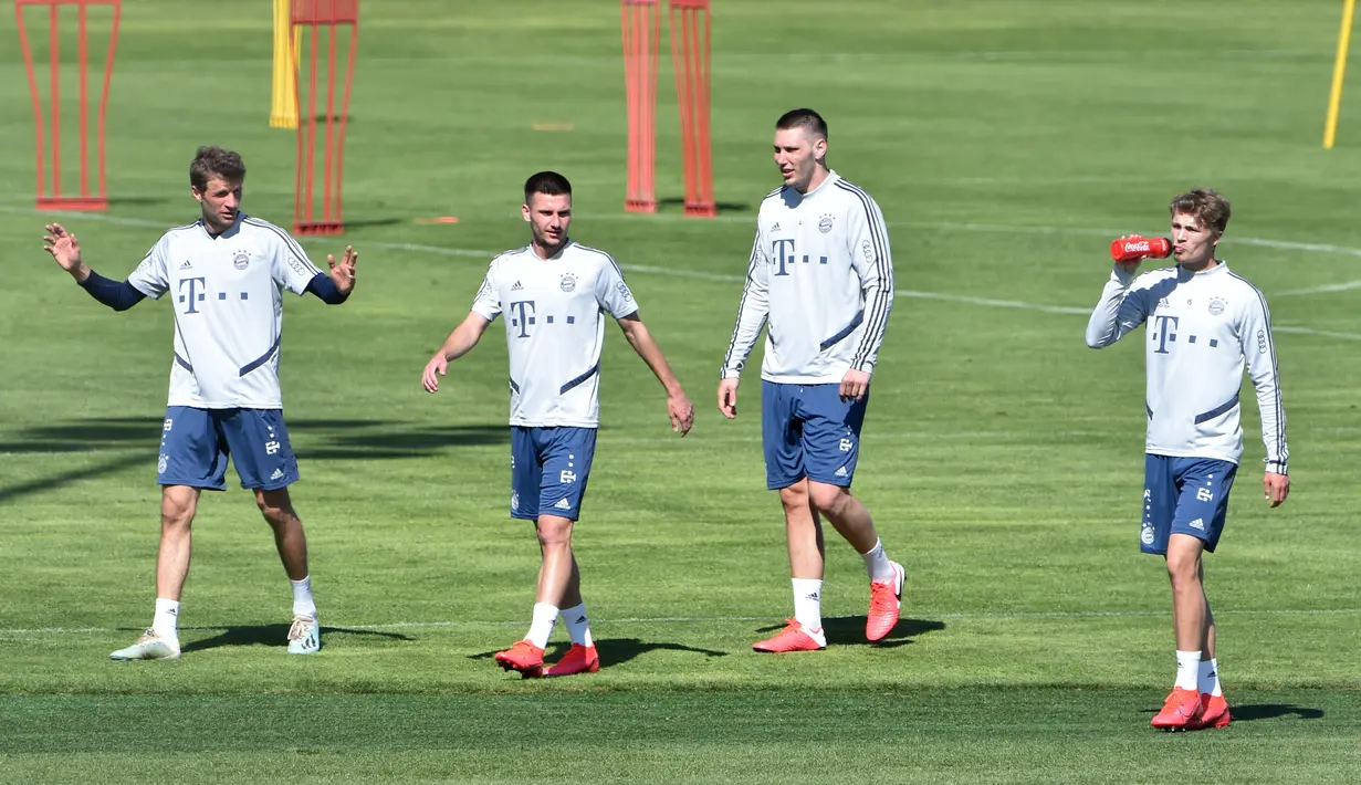Pemain Bayern Munchen saat mengikuti sesi latihan di fasilitas pelatihan Bayern Munchen di Munich, Jerman, Kamis (16/4/2020) waktu setempat. Munchen menggelar latihan dengan cara para pemain ditempatkan dalam kelompok-kelompok kecil dan tetap mempertahankan jarak fisik. (AFP/Christof Stache)