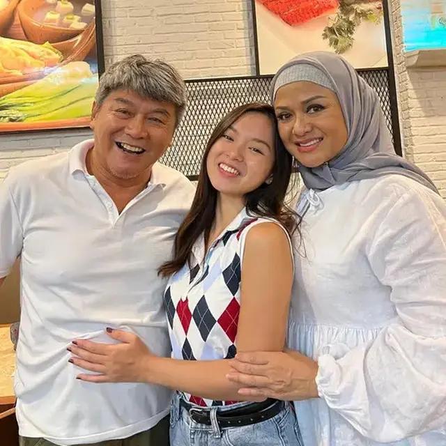 6 Potret Nabilah Rahman Bareng Ayah dan Ibu, Dapat Ucapan dari Ortu Usai Dilamar