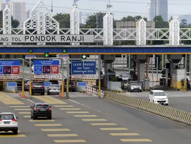 Kendaraan melintasi Jalan Tol BSD-Jakarta yang terlihat lengang di Pintu Tol Pondok Aren, Bintaro, Tangerang Selatan, Rabu (22/4/2020). Sejak pemberlakuan PSBB untuk memutus penularan COVID-19 di wilayah Jakarta dan sekitarnya, aktivitas kendaraan menurun hingga 35 persen. (merdeka.com/Dwi Narwoko)