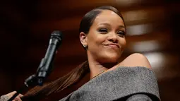 Ekspresi Rihanna saat berpidato setelah menerima penghargaan Humanitarian of the Year 2017 dari Universitas Harvard di Cambridge, (28/2). Meski tidak lulus dari SMA, Rihanna meraih penghargaan tersebut. (AP Photo/Steven Senne)