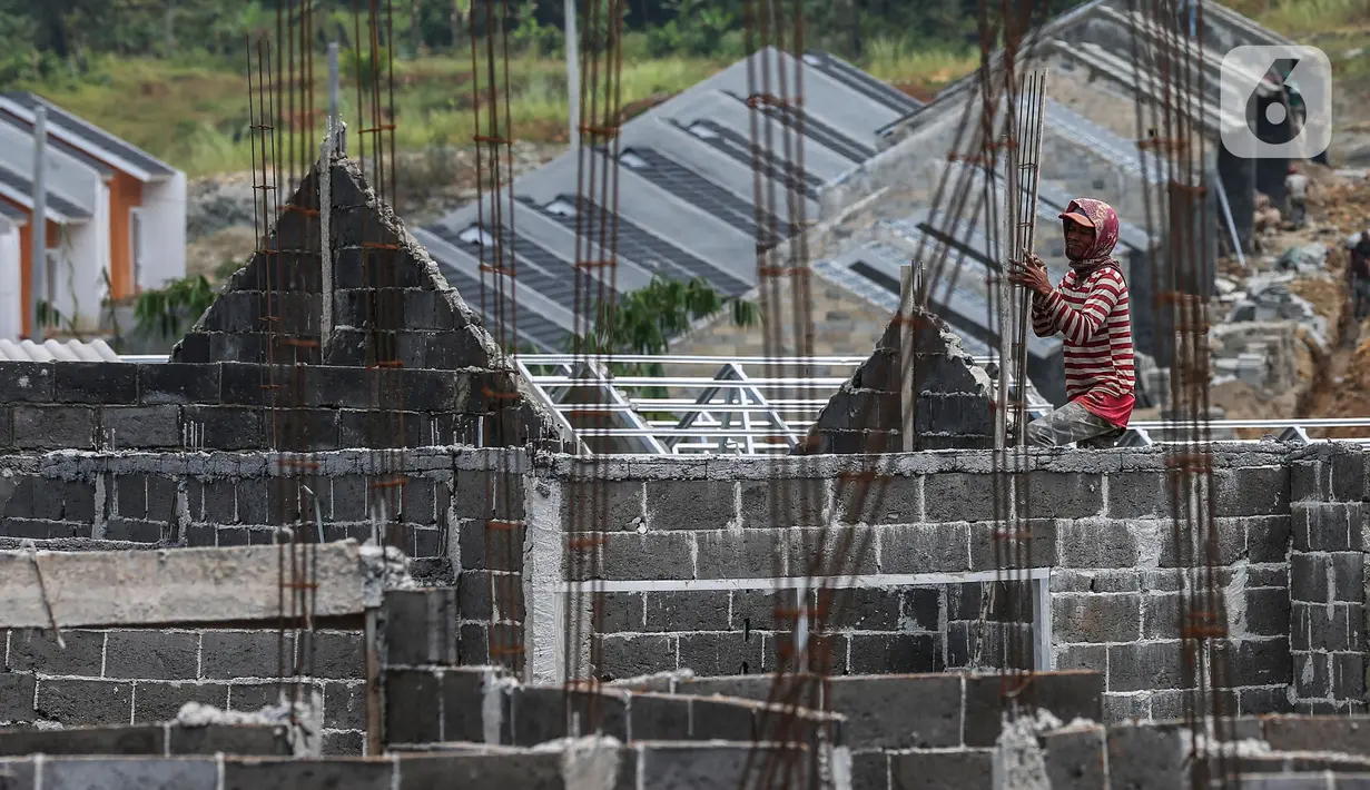 Aktivitas pekerja rumah subsidi di Ciseeng, Kabupaten Bogor, Jawa Barat, Rabu (16/2/2022). PT BTN (Persero) TBK terus berupaya memenuhi kebutuhan hunian layak terutama bagi masyarakat berpenghasilan rendah guna mempercepat sektor perumahan mendukung ekonomi berkelanjutan. (Liputan6.com/Johan Tallo)