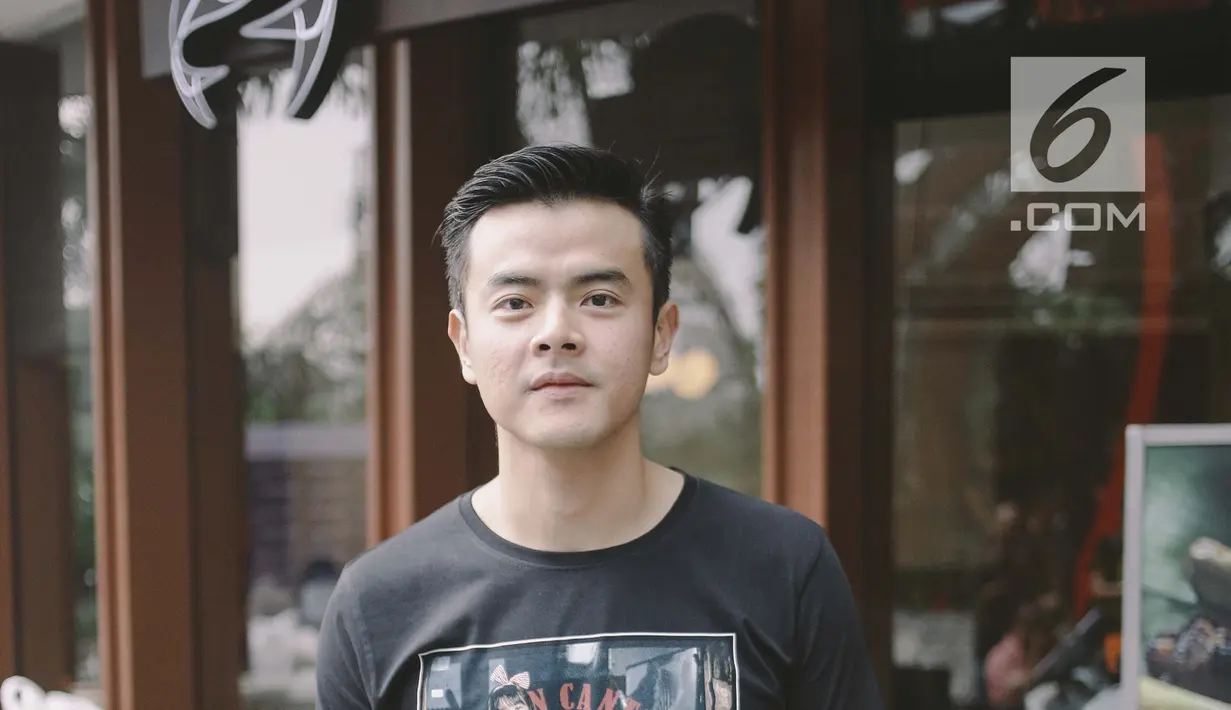 Aktor Dion Wiyoko berpose saat sesi foto usai jumpa pers film Terbang Menembus Langit dikawasan Jakarta, Senin (16/4). Film tersebut diambil dari kisah nyata perjuangan hidup putra Tarakan, Kalimantan Utara. (Liputan6.com/Faizal Fanani)