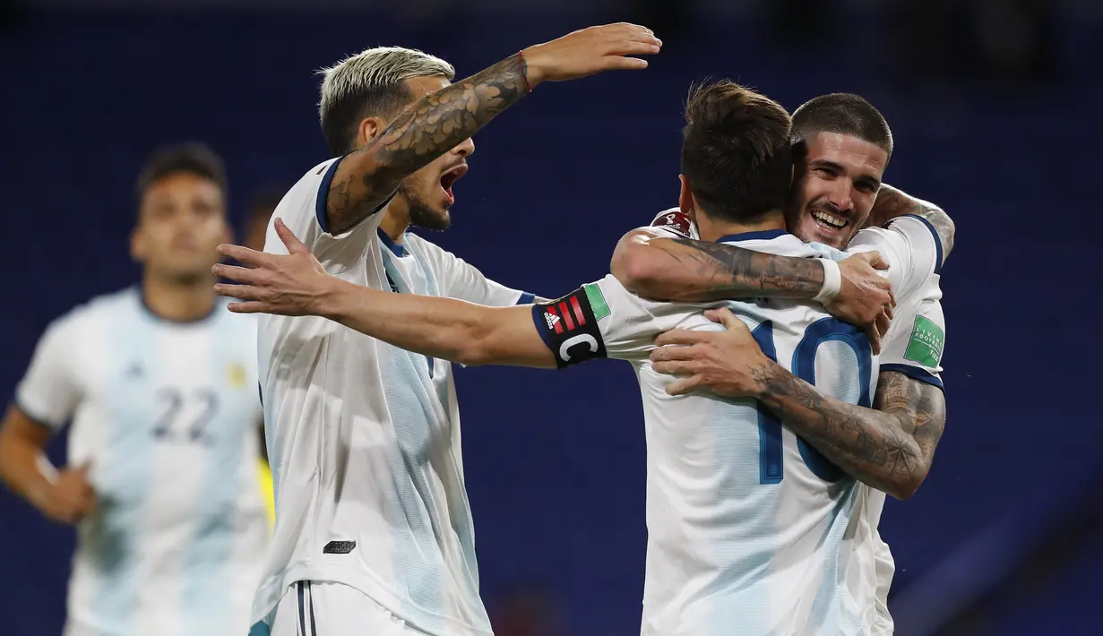 Pemain Argentina merayakan gol yang dicetak Lionel Messi ke gawang Ekuador pada laga kualifikasi Piala Dunia 2022 di Stadion Bombonera, Jumat (9/10/2020) pagi WIB. Argentina menang 1-0 atas Ekuador. (AFP/Agustin Marcarian/pool)
