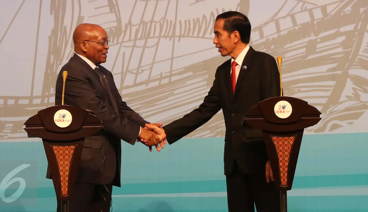 Presiden RI Joko Widodo bersalaman dengan Presiden Afrika Selatan Jacob Zuma usai memberikan keterangan pers terkait hasil KTT IORA 2017 di JCC, Jakarta, Selasa (7/3). KTT IORA 2017 menghasilkan kesepakatan Jakarta Concord. (Liputan6.com/Angga Yuniar)