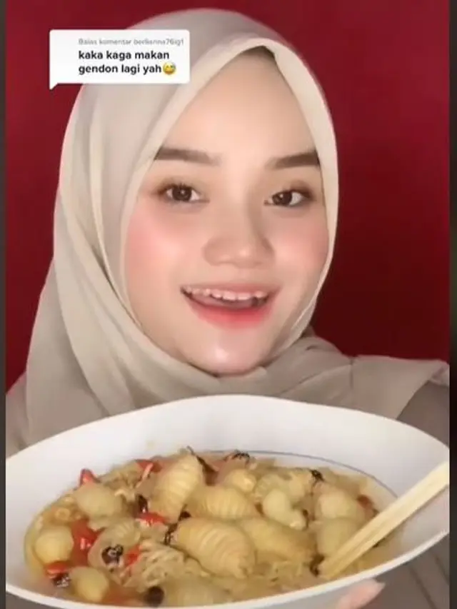 Viral Video Wanita Makan Mi Instan dengan Topping Ulat Sagu