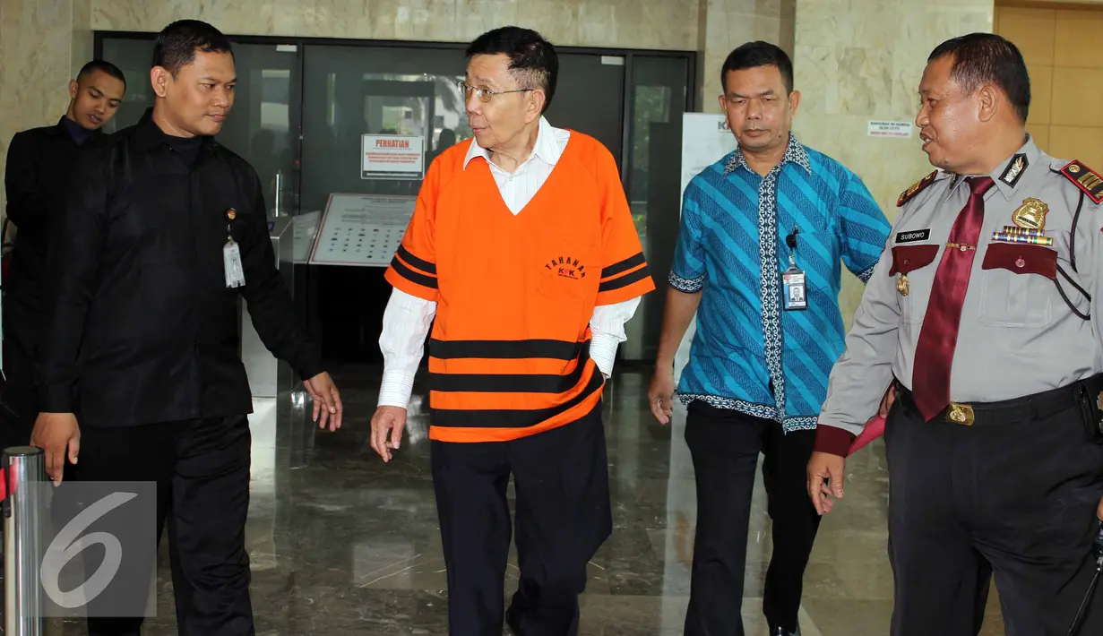 Hengky Wijaya Tersangka Direktur Utama PT Traya Tirta Makassar, Hengky Wijaya berjalan usai menjalani pemeriksaan di gedung KPK, Jakarta, Jum'at (31/7/2015). Hengky diperiksa terkait dugaan korupsi kerja sama di PDAM Makassar. (Liputan6.com/Helmi Afandi)