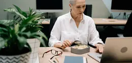 Menyiapkan bekal sendiri dapat menjadi cara praktis untuk mengatur pilihan menu makan siang menjadi lebih seimbang. (Foto/Dok: Pexels)