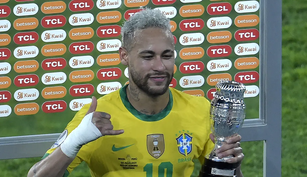 Penyerang Brasil, Neymar tersenyum setelah menerima penghargaan di akhir pertandingan semifinal Copa America Conmebol 2021 melawan Peru di Stadion Nilton Santos di Rio de Janeiro, Brasil, Selasa (6/7/2021). Brasil lolos ke Final usai mengalahkan Peru 1-0. (AFP/Douglas Magno)