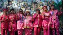 Sejumlah peserta berpose saat berusaha memecahkan rekor dunia "Guinness World Record" dengan jumlah terbesar orang mengenakan pakaian dan bergaya seperti  The Beatles di sebuah taman di Mexico City, Meksiko 28 November 2015. (AFP PHOTO/ALFREDO ESTRELLA)