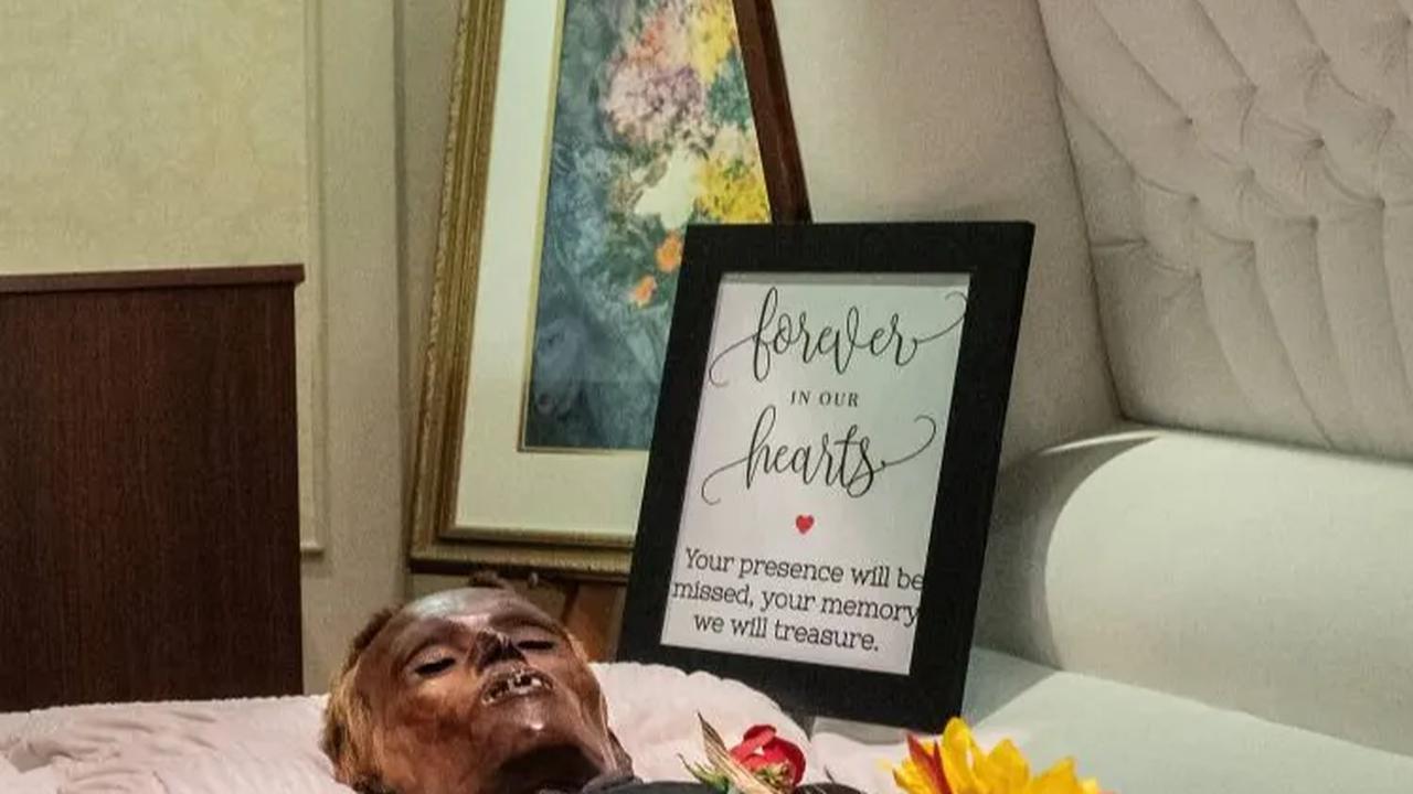 Kini jenazah "Stoneman Willie" dipajang di rumah duka yang telah menjadi tempat peristirahatannya selama 128 tahun di Reading.<br>