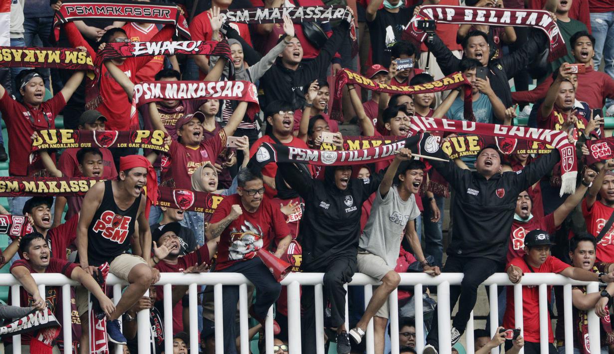 Suporter PSM Makassar saat melawan Lalenok United pada laga Piala AFC di Stadion Pakansari, Bogor, Jawa Barat, Rabu (29/1/2020). PSM menang 3-1 atas Lalenok United. (Bola.com/M Iqbal Ichsan)