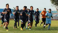 Didik Ludiyanto bersama pemain Persela saat latihan jelang Piala Presiden (Bola.com/Zaidan Nazarul)