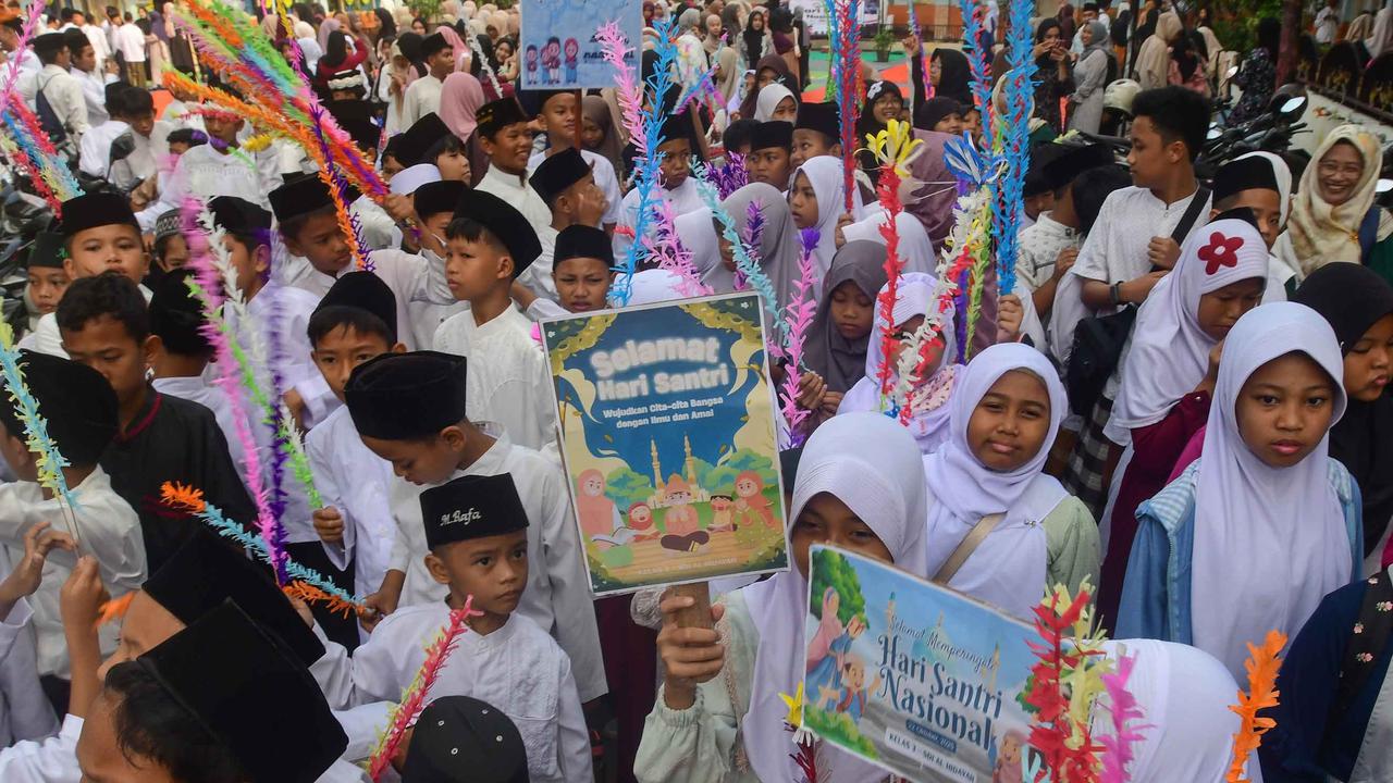 FOTO: Meriah! Siswa Merayakan Hari Santri dengan Doa dan Pawai Kebersamaan