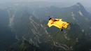 Seorang atlet terbang dengan wingsuit dari Gunung Tianmen di Zhangjiajie, Privinsi Hunan, Tiongkok, (18/10/2015). (China Out/AFP Photo)
