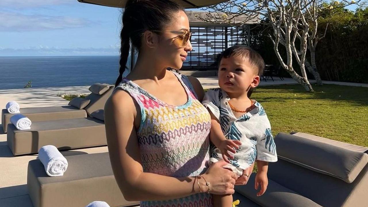 Nikita Willy tampak santai menggendong Baby Izz. Momen ini sekaligus merayakan bertambah usia, Nikita Willy.