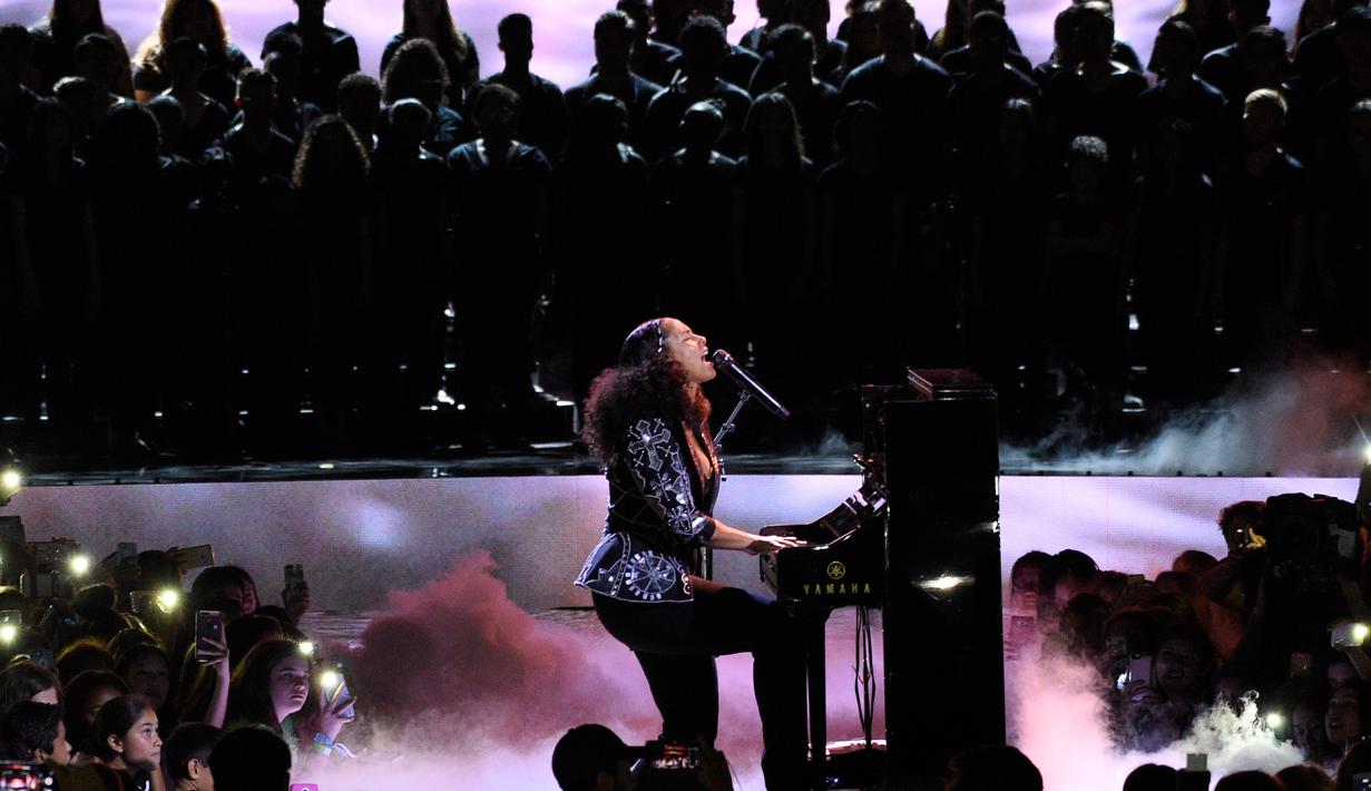 Aksi Alicia Keys memainkan piano saat membawakan lagu dalam acara WE Day California di Inglewood, California, AS (27/4). Alicia Keys tampil cantik meski tanpa mengenakan make up. (AP Photo/Chris Pizzello)