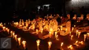 Nyala lilin menerangi puluhan replika nisan korban pelanggaran HAM masa lalu saat peringatan 19 tahun reformasi di Galeri Cipta 2 TIM, Jakarta, Jumat (12/5). Aksi ini diikuti puluhan aktivis. (Liputan6.com/Helmi Fithriansyah)