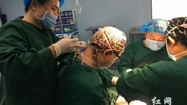 Secara Bersamaan, Dokter Ini Operasi Pasien Sambil dapat Perawatan