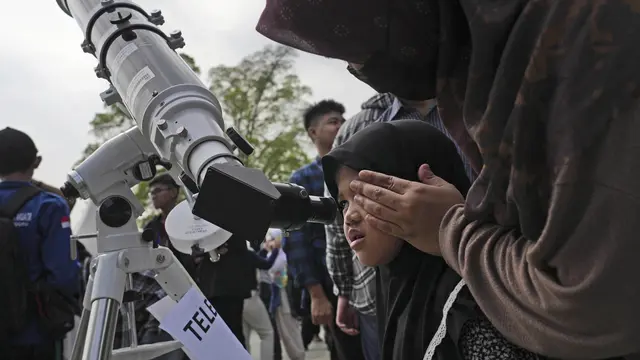 Melihat Gerhana Matahari Hibrida di Jakarta