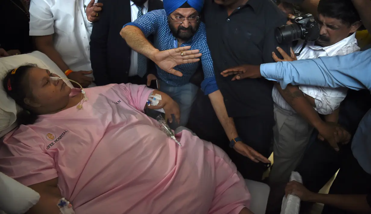 Eman Ahmed Abd El Aty menuju ambulans di rumah sakit di Mumbai, India (4/5). Wanita kewarganegaraan Mesir ini turun 323 kg. Eman akan menjalani fisioterapi agar kelak bisa mencapai berat ideal. (Str/AFP)