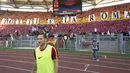 Legenda AS Roma, Francesco Totti, bersiap menghadapi Genoa yang merupakan laga terakhirnya bersama Serigala Roma di Stadion Olimpico, Roma, Minggu (28/5/2017). Selama 25 tahun Totti berkarier di AS Roma. (EPA/Claudio Peri)