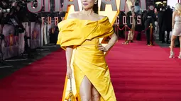 Penampilan Lucy Liu saat berpose untuk fotografer setibanya di pemutaran perdana film 'Shazam! Fury of the Gods' di London, Selasa (7/3/2023). Kaki panjang bintang film itu dipamerkan karena belahan setinggi paha ke arah depan. (Photo by Alberto Pezzali/Invision/AP)