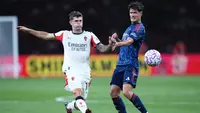 Gelandang anyar Arsenal Christian Norgaard (kanan) beraksi pada uji coba melawan AC Milan. (AP Photo/Vincent Thian)